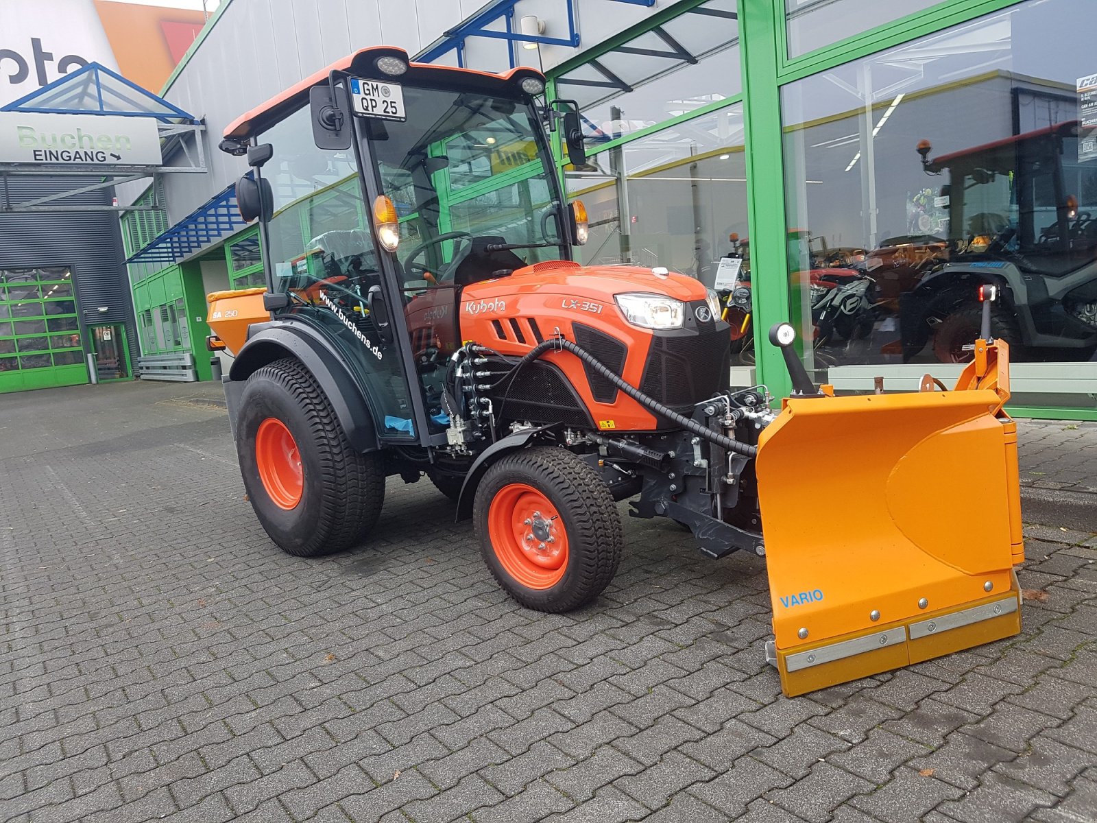 Kommunaltraktor van het type Kubota LX351 CAB Winterdienstpaket, Neumaschine in Olpe (Foto 3)