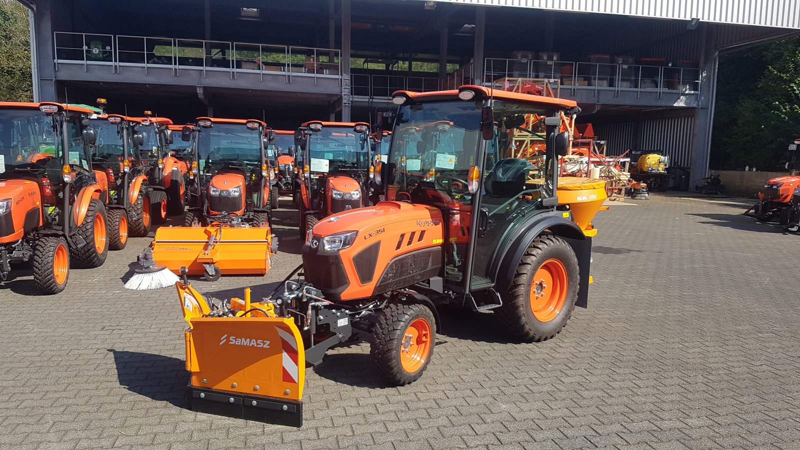 Kommunaltraktor of the type Kubota LX351 CAB Winterdienstpaket, Neumaschine in Olpe (Picture 1)