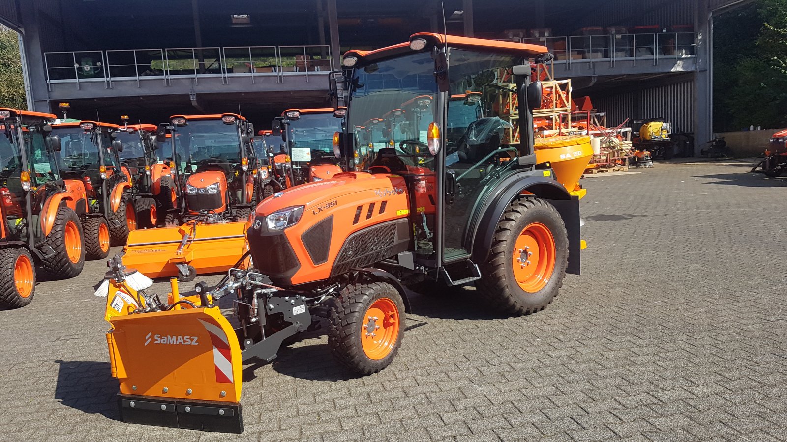 Kommunaltraktor Türe ait Kubota LX351 CAB Winterdienstpaket, Neumaschine içinde Olpe (resim 2)