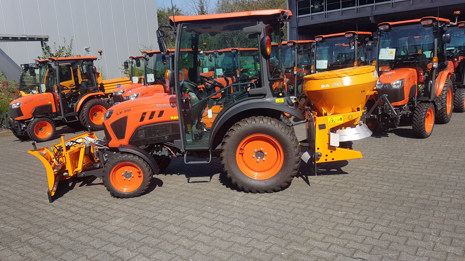 Kommunaltraktor of the type Kubota LX351 CAB Winterdienstpaket, Neumaschine in Olpe (Picture 4)