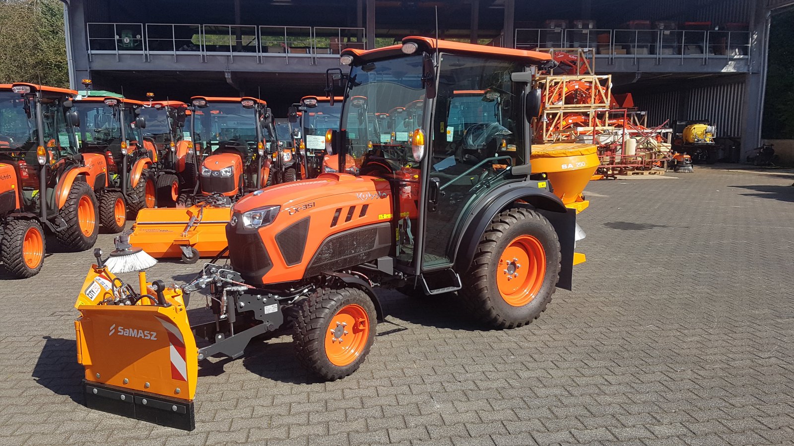 Kommunaltraktor of the type Kubota LX351 CAB Winterdienstpaket, Neumaschine in Olpe (Picture 5)