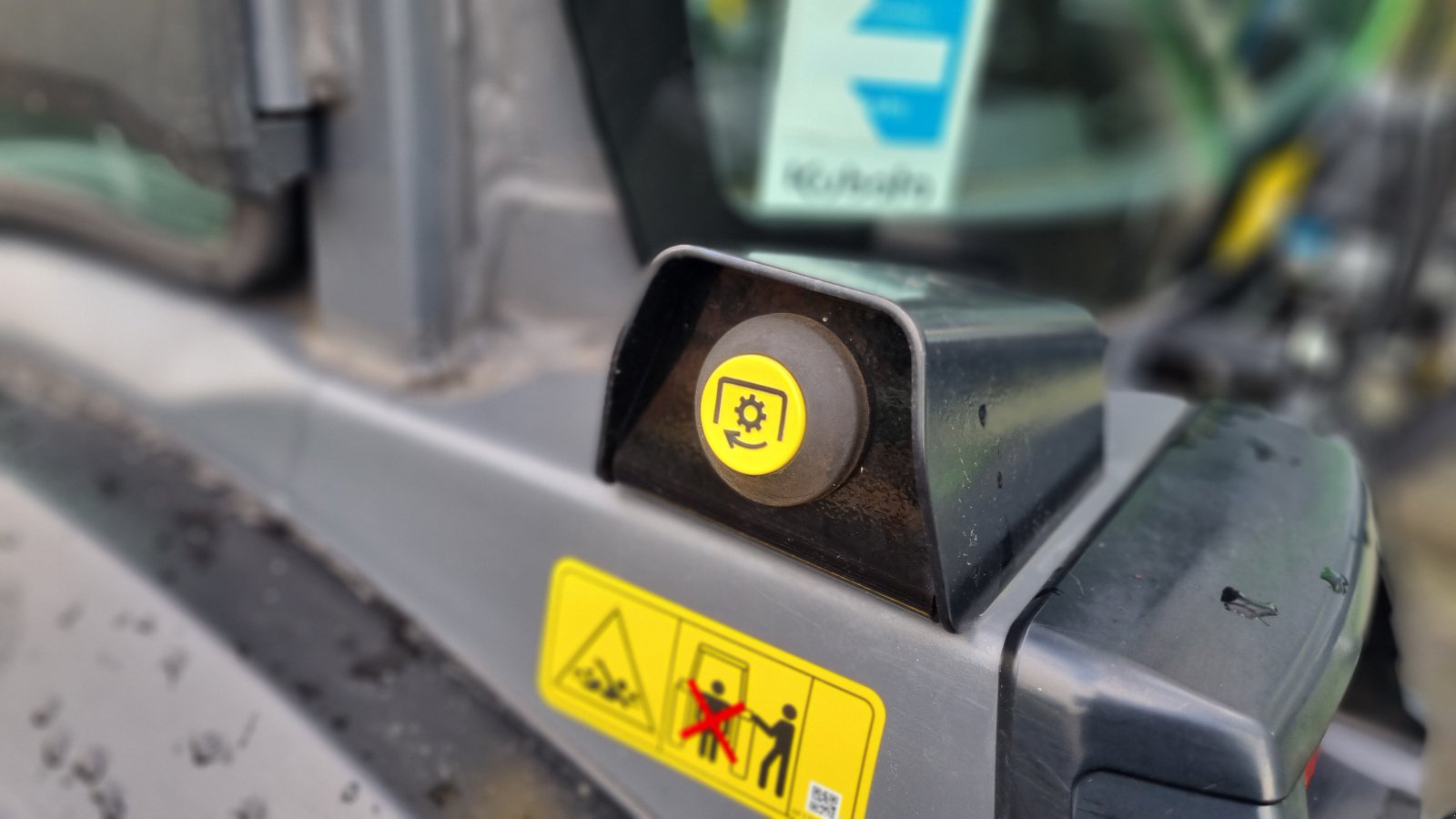 Kommunaltraktor of the type Kubota LX351 CAB Winterdienstpaket, Neumaschine in Olpe (Picture 10)