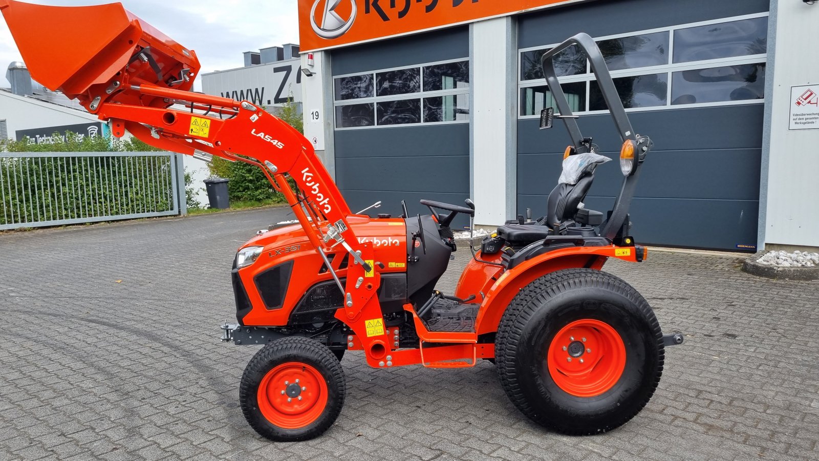 Kommunaltraktor типа Kubota LX351 ROPS incl Frontlader ab 0,99%, Neumaschine в Olpe (Фотография 12)