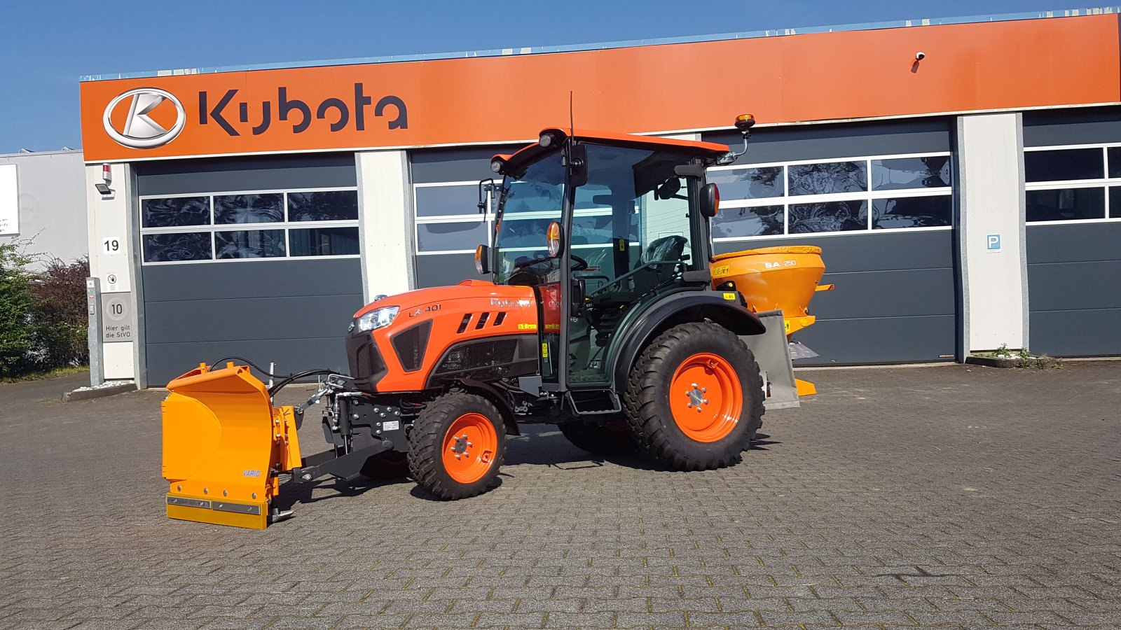 Kommunaltraktor of the type Kubota LX401 CAB  Winterdienstpaket, Neumaschine in Olpe (Picture 2)