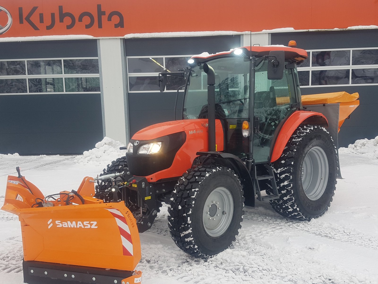 Kommunaltraktor van het type Kubota M4-073CAB Winterdienstpaket, Neumaschine in Olpe (Foto 2)