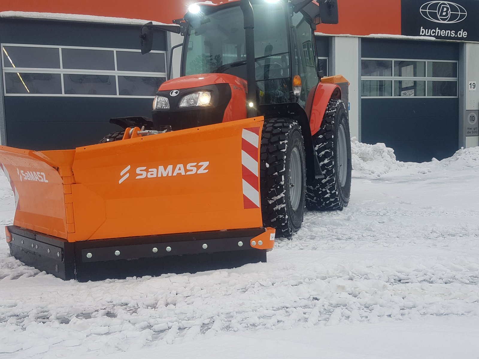 Kommunaltraktor van het type Kubota M4-073CAB Winterdienstpaket, Neumaschine in Olpe (Foto 3)