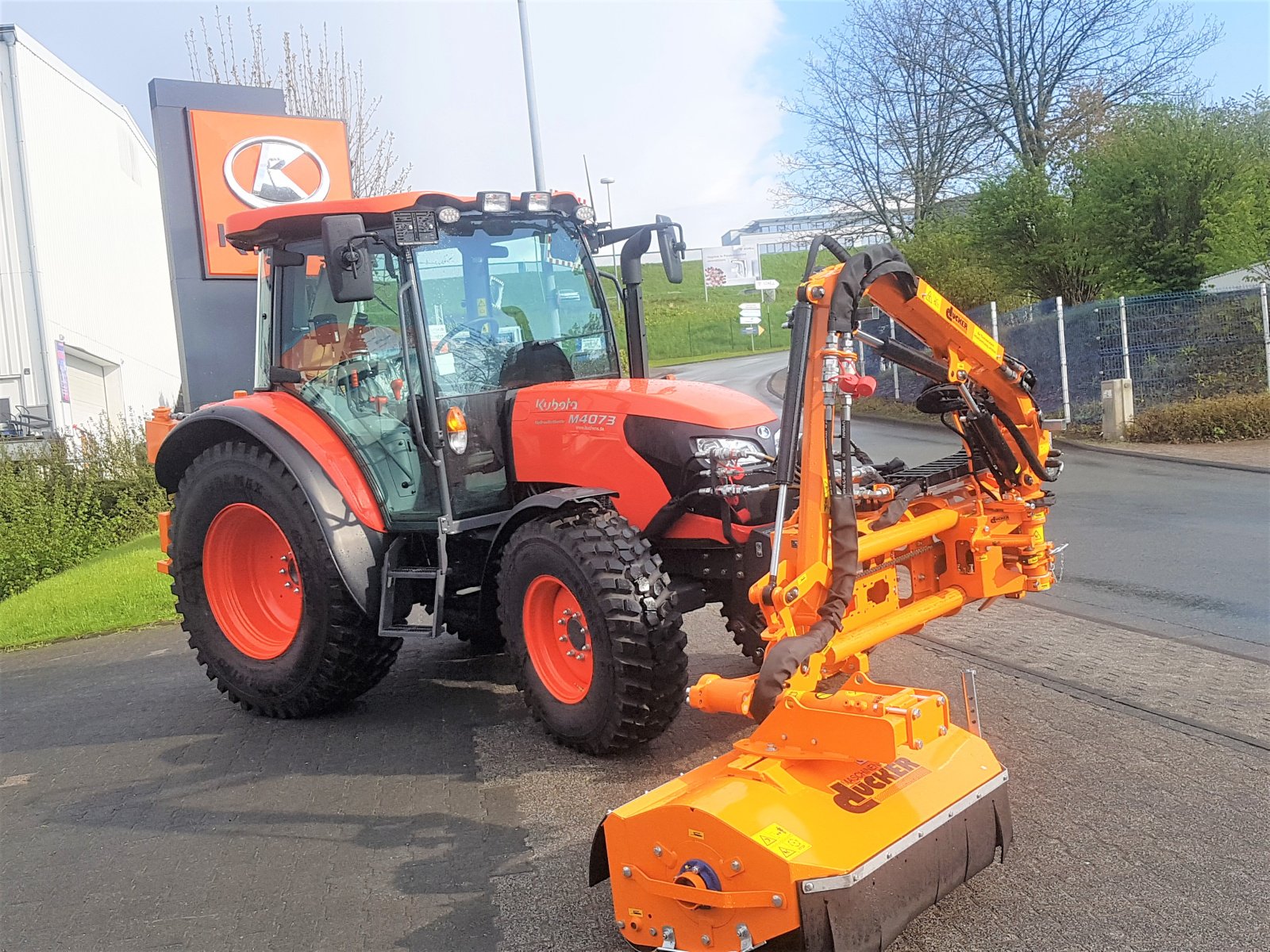 Kommunaltraktor van het type Kubota M4-73CAB Demo ab 0,99%, Neumaschine in Olpe (Foto 10)