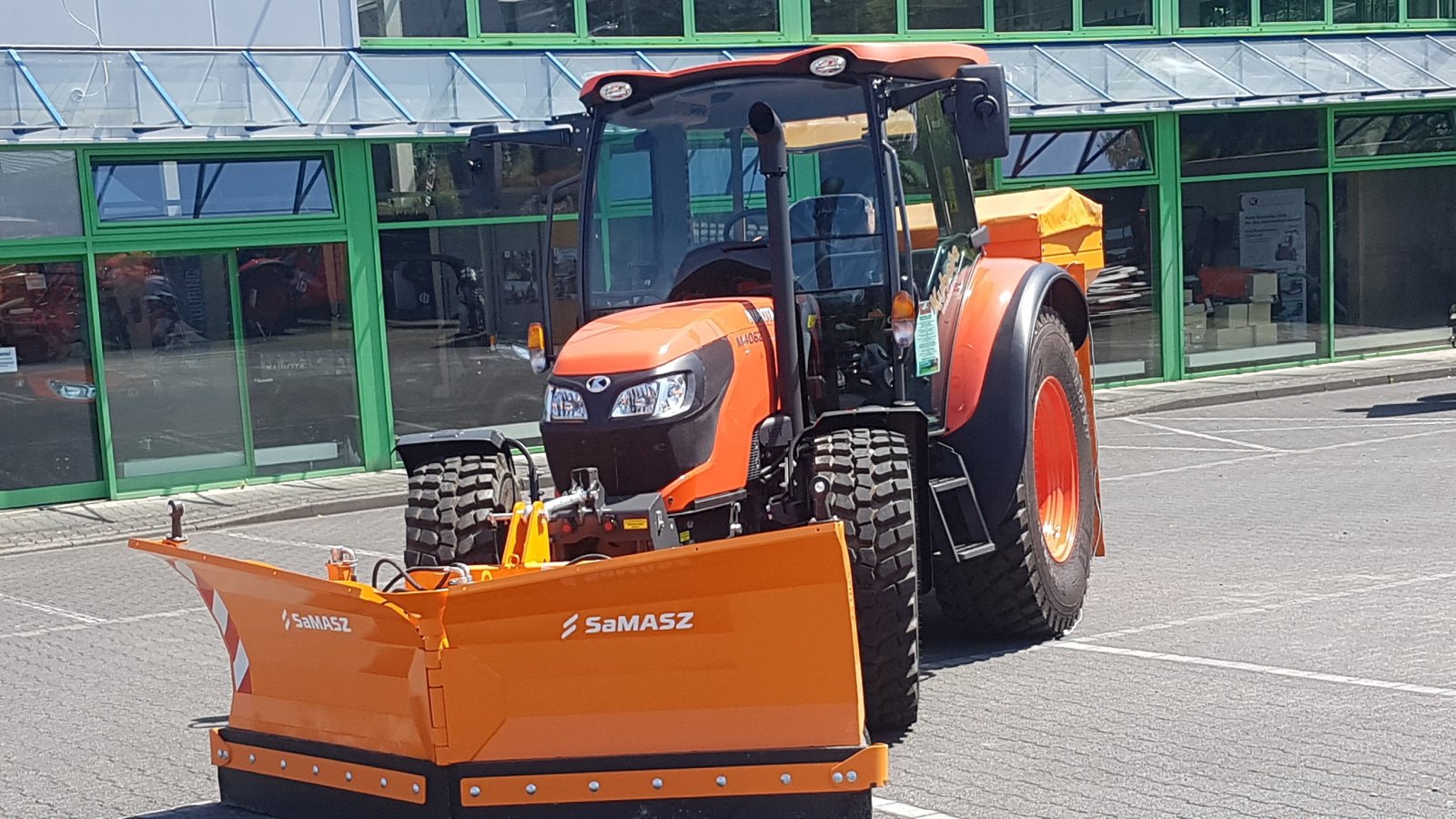 Kommunaltraktor van het type Kubota M4063 CAB Winterdienstpaket, Neumaschine in Olpe (Foto 2)