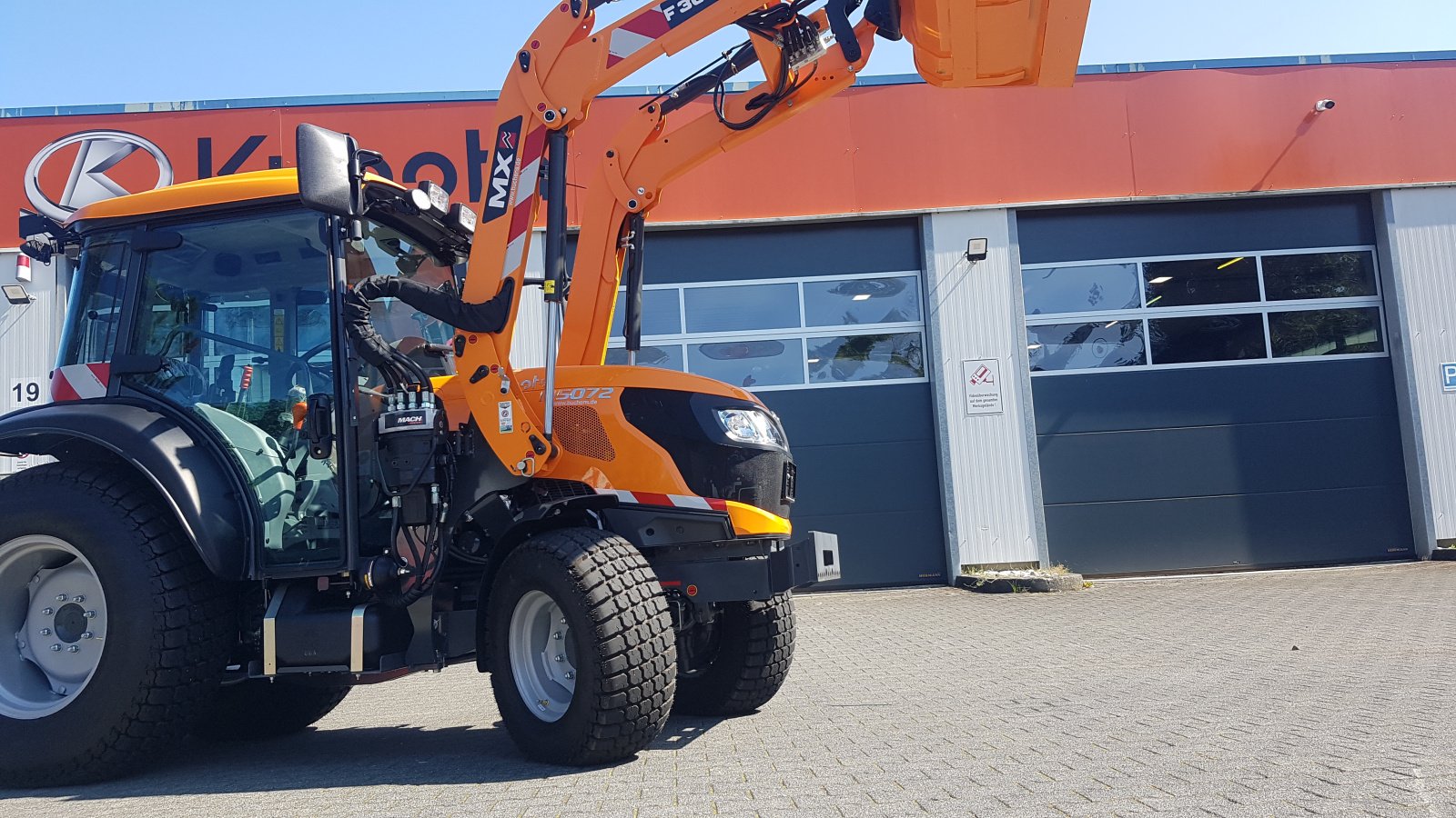 Kommunaltraktor of the type Kubota M5-072Narrow CAB, Neumaschine in Olpe (Picture 2)