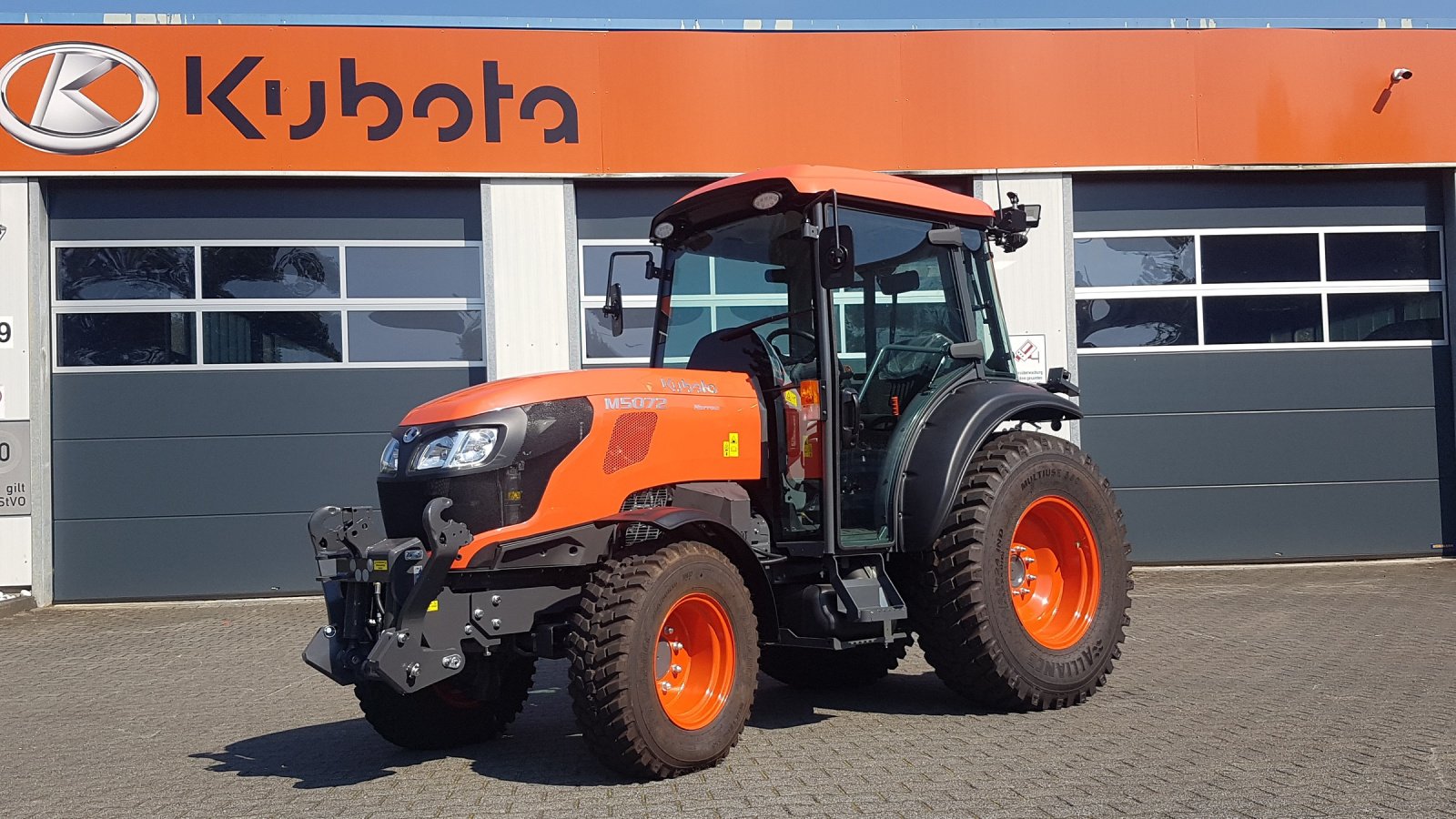 Kommunaltraktor van het type Kubota M5072 Narrow CAB, Neumaschine in Olpe (Foto 2)