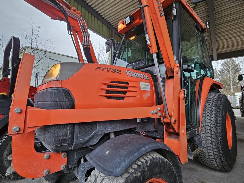 Kommunaltraktor a típus Kubota STV 32, Gebrauchtmaschine ekkor: Hindelbank