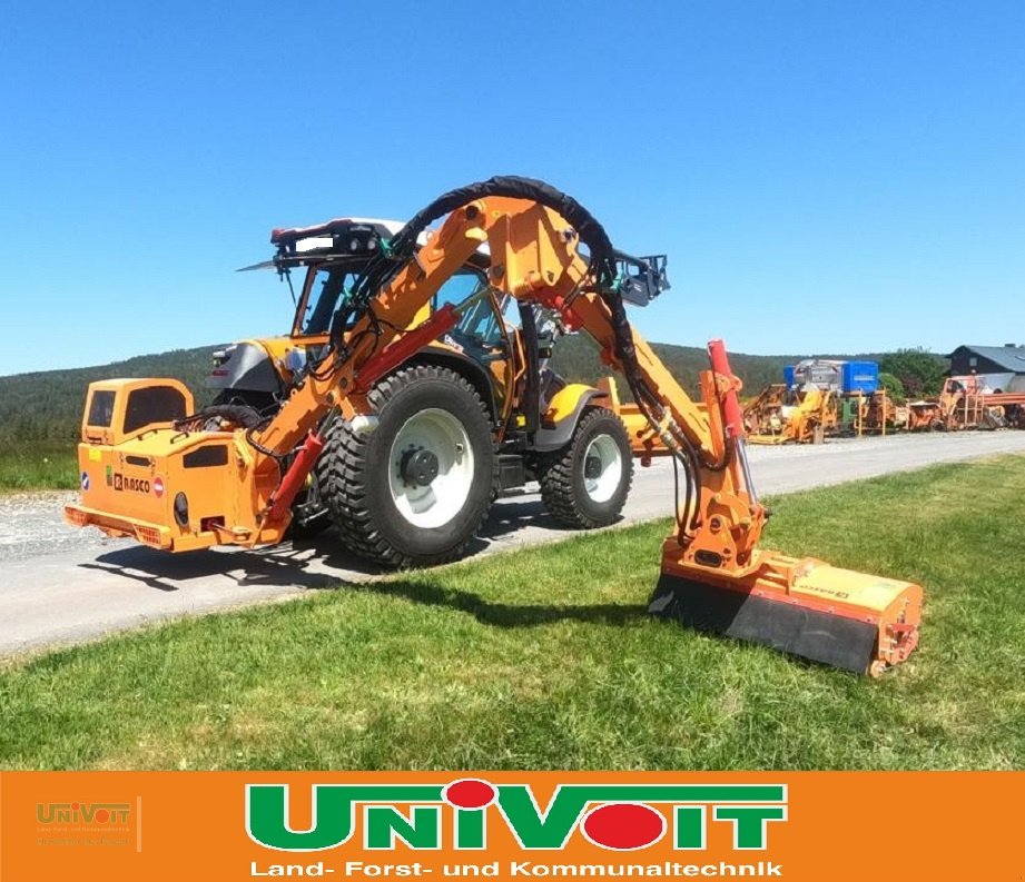 Kommunaltraktor des Typs Lindner Lintrac 130 mit Rasco Schneepflug Rasco Streuer Rasco Auslegemulcher, Neumaschine in Warmensteinach (Bild 3)