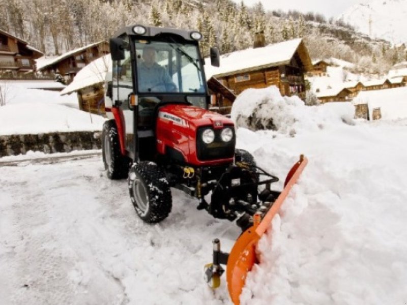 Kommunaltraktor of the type Massey Ferguson MF 1525, Gebrauchtmaschine in Schaffhausen