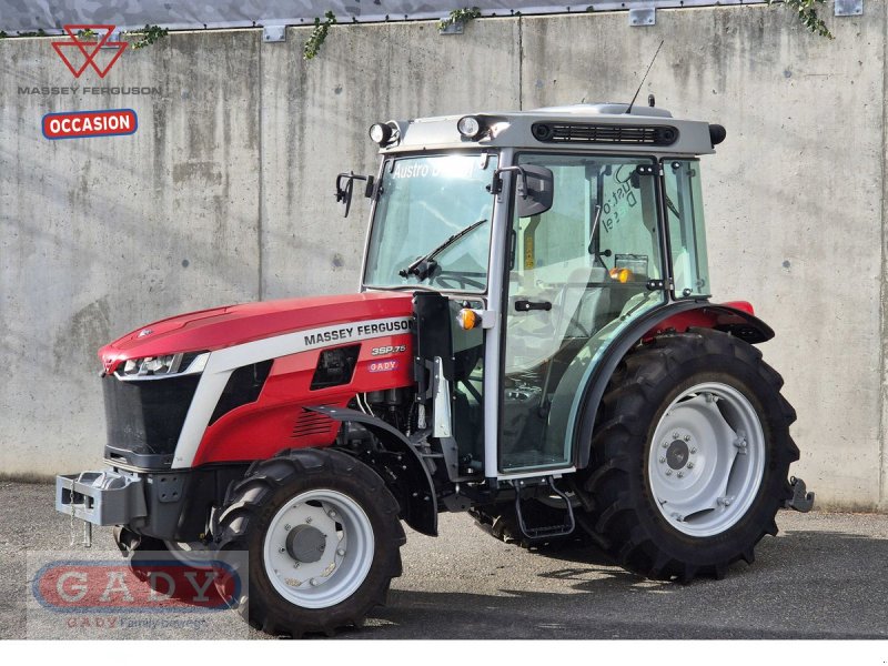 Kommunaltraktor of the type Massey Ferguson MF 3SP.75, Neumaschine in Lebring