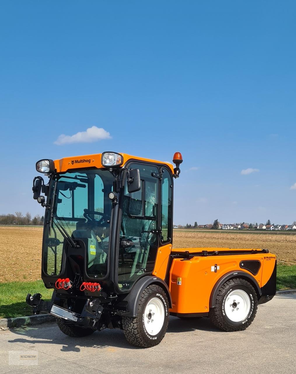 Kommunaltraktor of the type Multihog Geräteträger Knicklenker CX 75, Neumaschine in Kirchheim b. München (Picture 1)