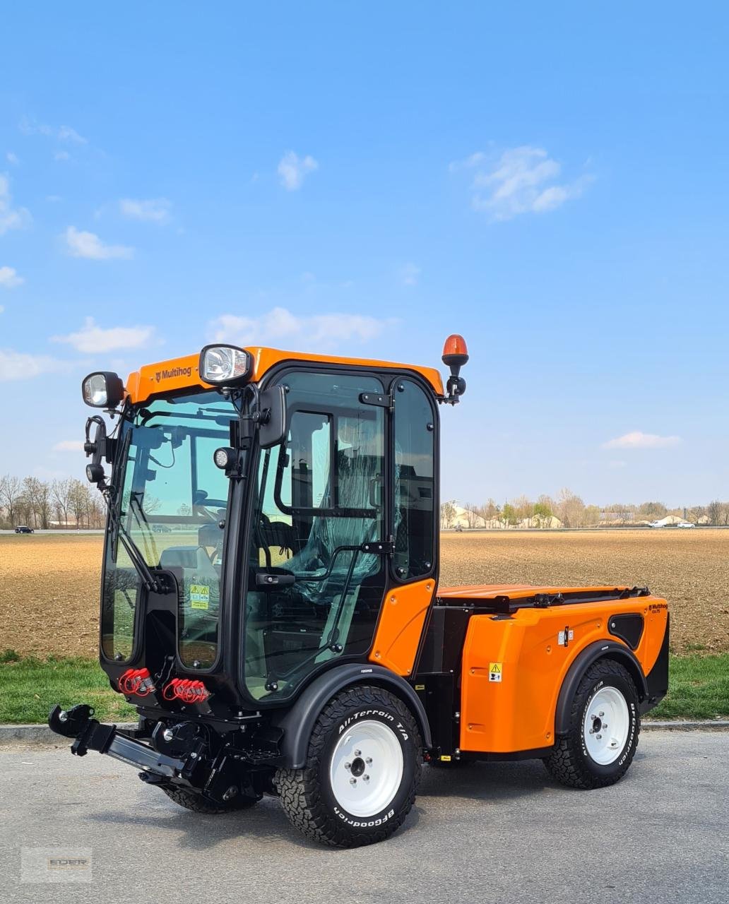 Kommunaltraktor of the type Multihog Geräteträger Knicklenker CX 75, Neumaschine in Kirchheim b. München (Picture 3)