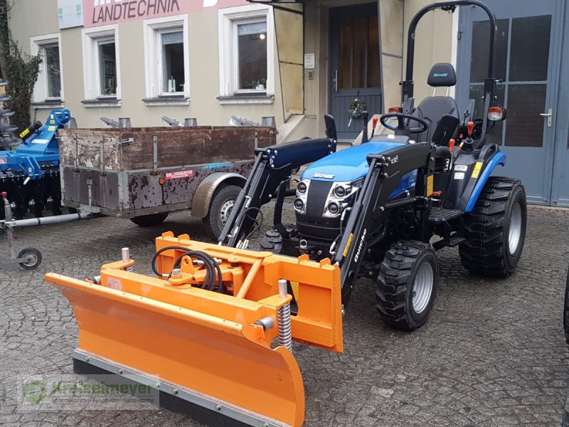 Kommunaltraktor des Typs Solis 26 9+9 + Alö Quicke C12s Frontlader + Schneeräumschild + Straßenzulassung, Neumaschine in Feuchtwangen (Bild 1)