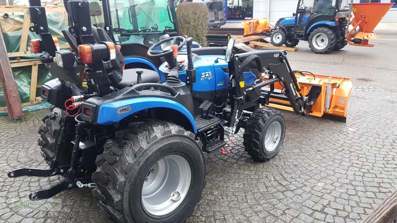 Kommunaltraktor des Typs Solis 26 9+9 + Alö Quicke C12s Frontlader + Schneeräumschild + Straßenzulassung, Neumaschine in Feuchtwangen (Bild 2)