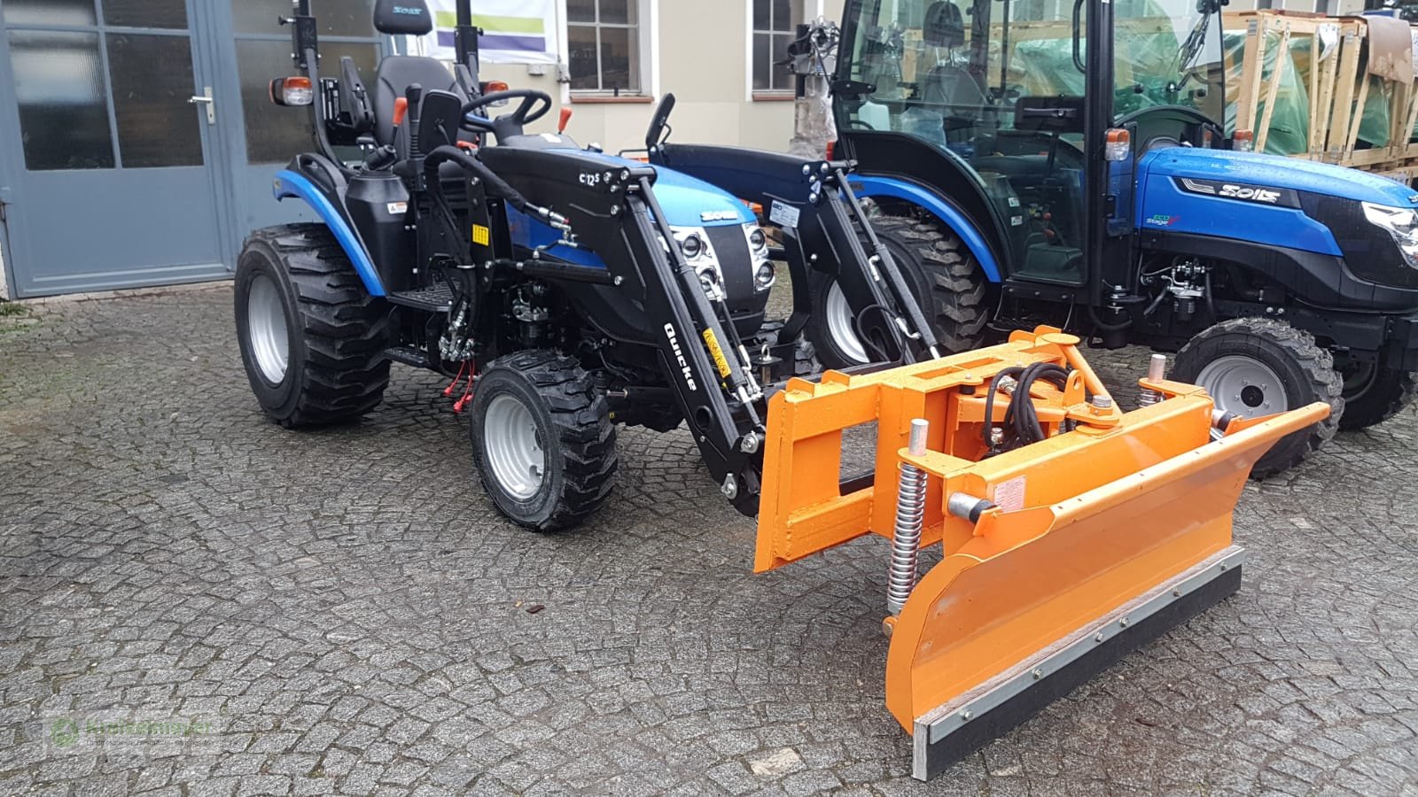 Kommunaltraktor des Typs Solis 26 9+9 + Alö Quicke C12s Frontlader + Schneeräumschild + Straßenzulassung, Neumaschine in Feuchtwangen (Bild 3)