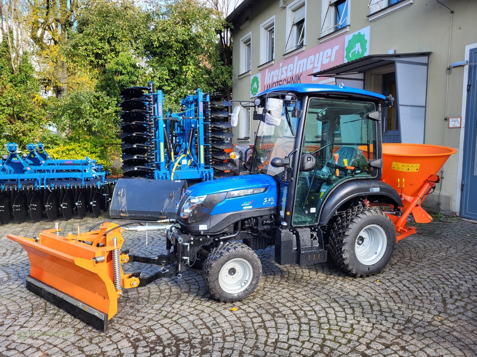 Kommunaltraktor du type Solis 26 9+9 ShuttleXL Winterpaket inkl. Schneeräumschild Salzstreuer und StVZO Aktion, Neumaschine en Feuchtwangen (Photo 1)