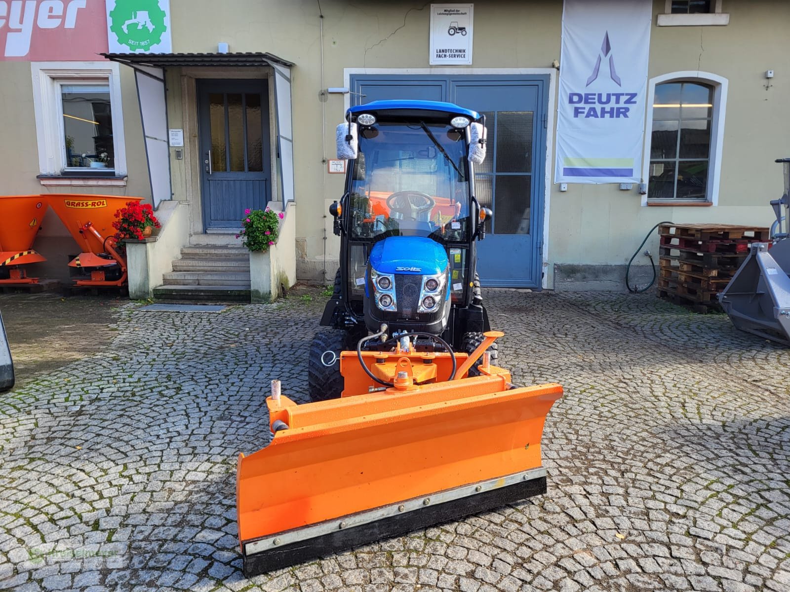 Kommunaltraktor du type Solis 26 9+9 ShuttleXL Winterpaket inkl. Schneeräumschild Salzstreuer und StVZO Aktion, Neumaschine en Feuchtwangen (Photo 5)