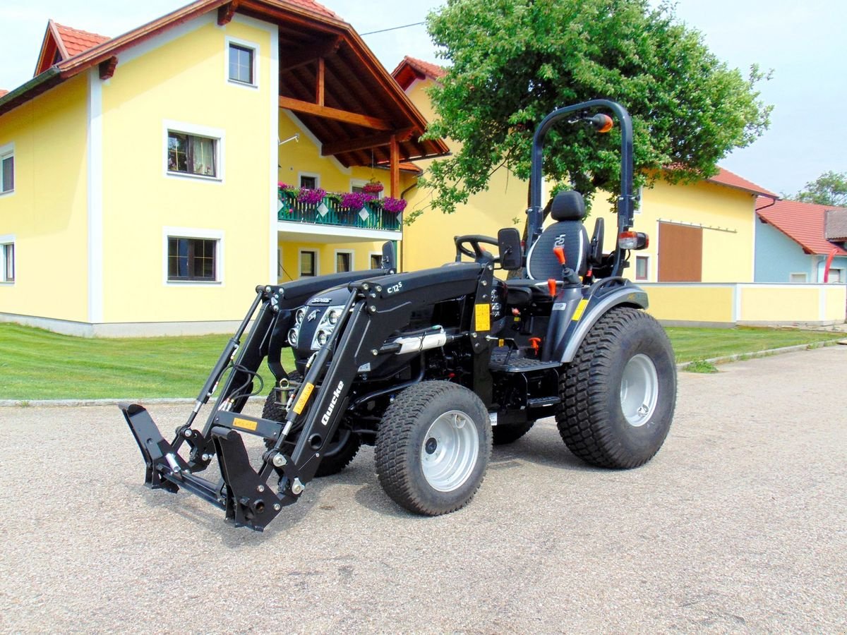 Kommunaltraktor van het type Solis 26, ShuttleX 9+9 Limited Edition &#34;Black Pant, Neumaschine in Neukirchen am Walde  (Foto 2)