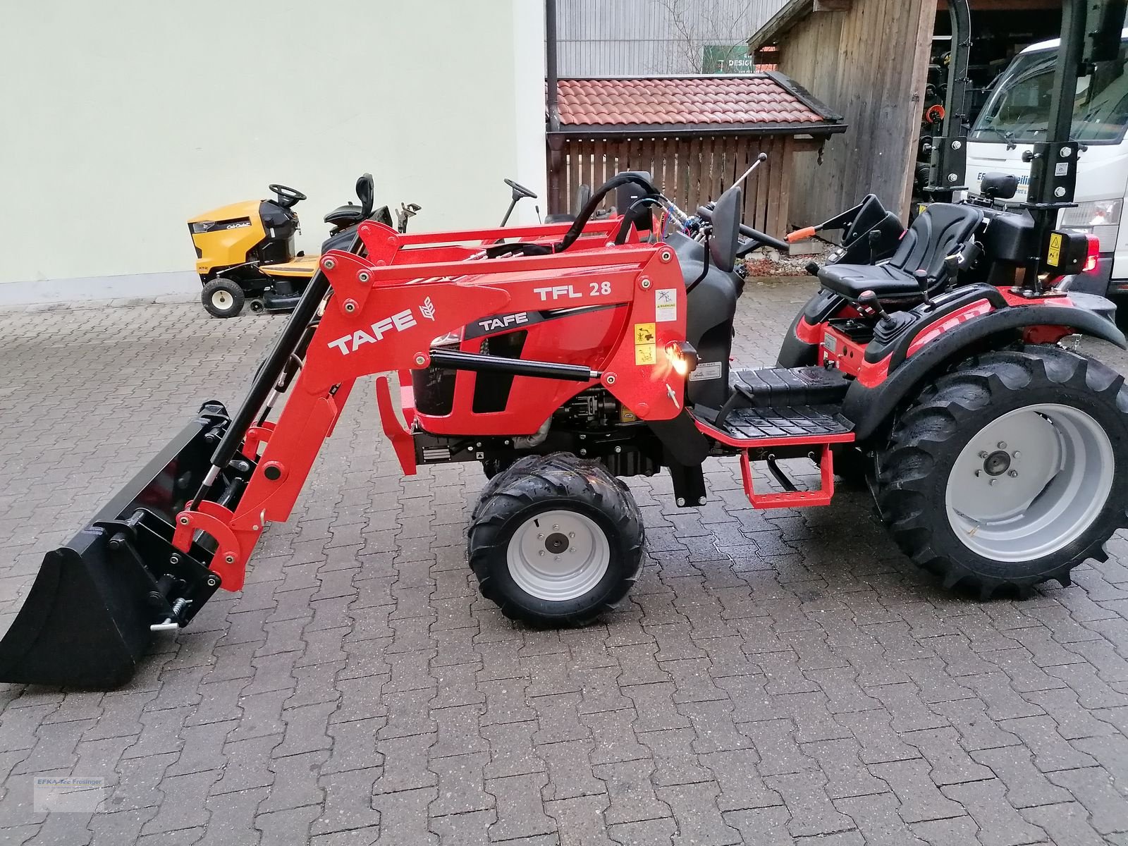 Kommunaltraktor tipa Sonstige TAFE 6028M, Neumaschine u Obing (Slika 1)