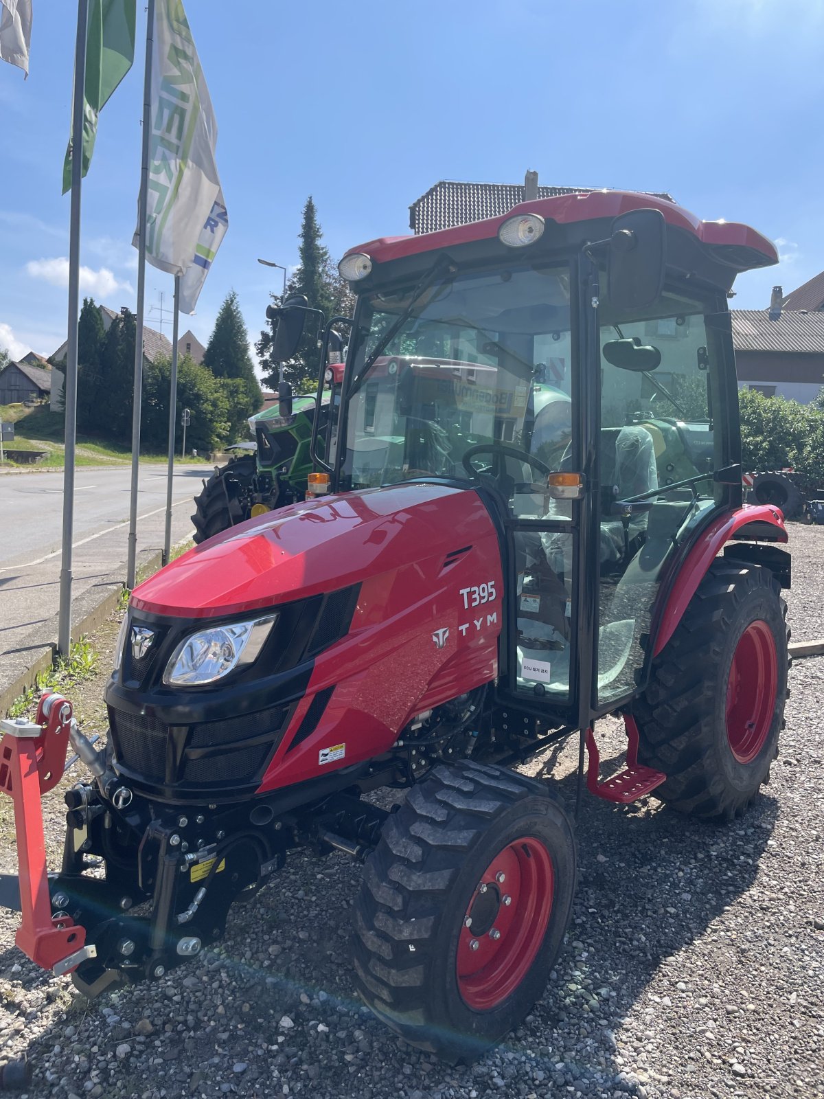 Kommunaltraktor des Typs TYM T 395 SH, Neumaschine in Ochsenhausen (Bild 1)