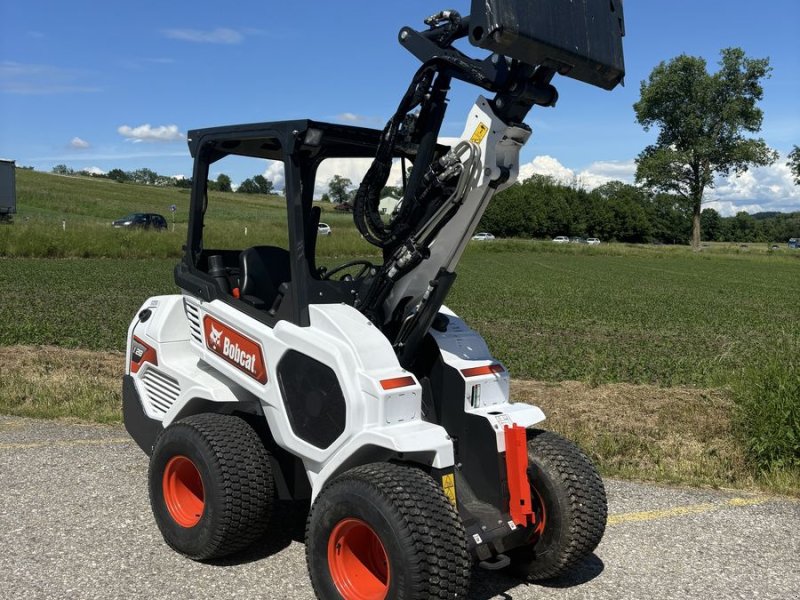 Kompaktlader of the type Bobcat L28, Neumaschine in Wallern