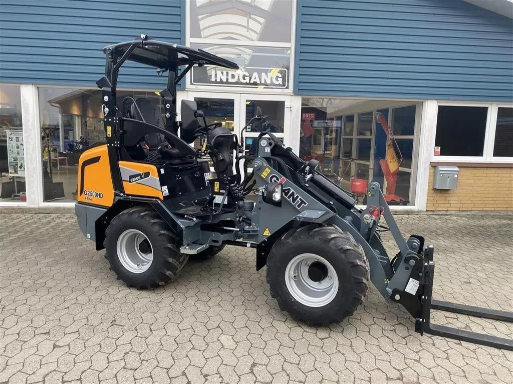 Kompaktlader от тип GiANT G2500 HD X-tra Trafiklys, Skærmforøgere, Fældbar FOPS, Træk, 2 dv. udtag, Gebrauchtmaschine в Sakskøbing (Снимка 1)