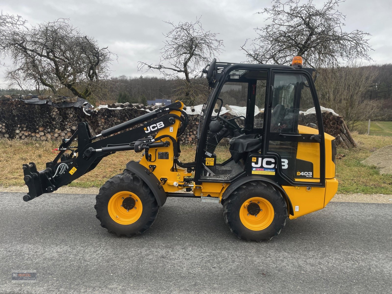 Kompaktlader des Typs JCB 403 Plus, Gebrauchtmaschine in Lichtenfels (Bild 3)