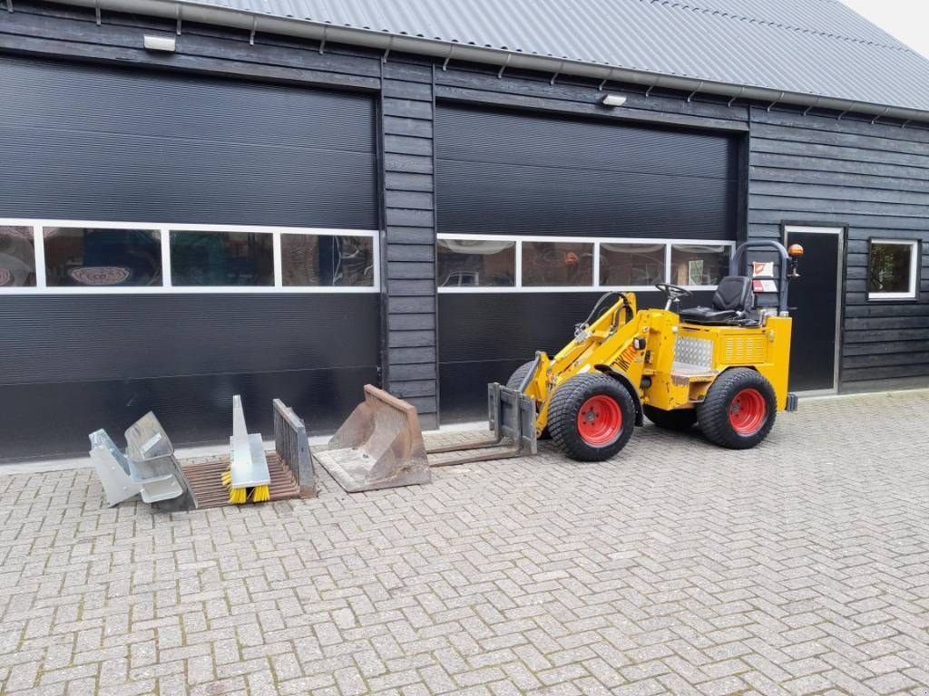 Kompaktlader van het type Knikmops 130 minishovel met bak vorken bezem tegelriek, Gebrauchtmaschine in Ederveen (Foto 3)