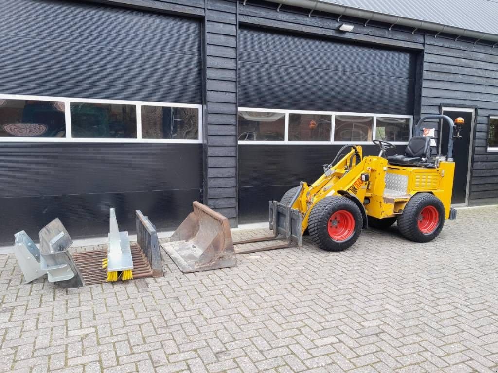 Kompaktlader des Typs Knikmops 130 minishovel met bak vorken bezem tegelriek, Gebrauchtmaschine in Ederveen (Bild 2)