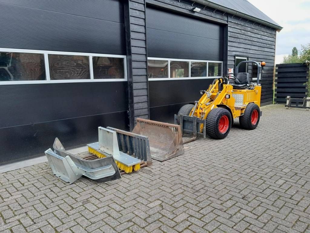 Kompaktlader typu Knikmops 130 minishovel met bak vorken bezem tegelriek, Gebrauchtmaschine w Ederveen (Zdjęcie 4)