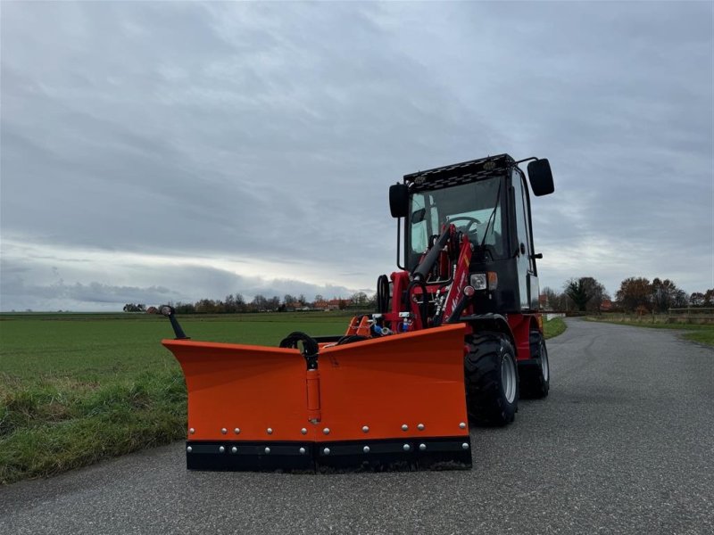 Kompaktlader of the type Platz-Max 906 Med lukket kabine og V-plov, Gebrauchtmaschine in Holbæk