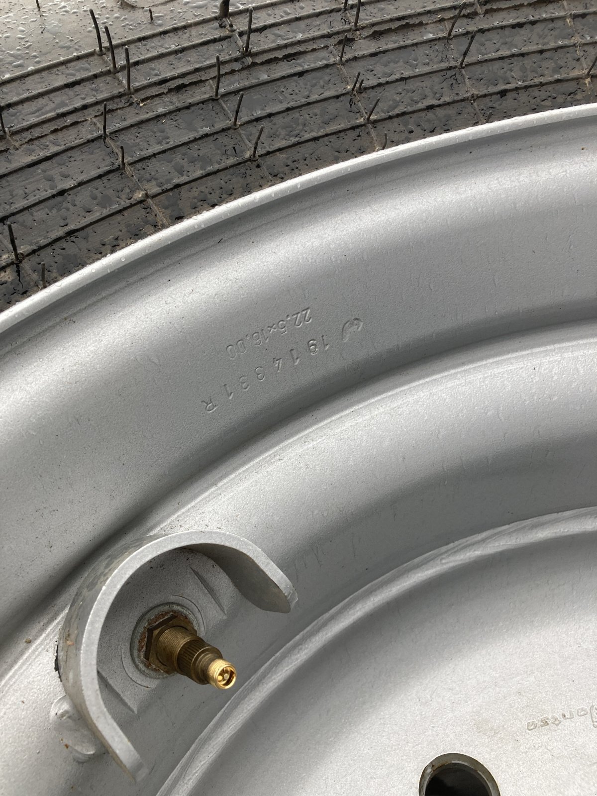 Komplettradsatz des Typs Alliance 550/60 R 22.5, Gebrauchtmaschine in Wülfershausen an der Saale (Bild 10)