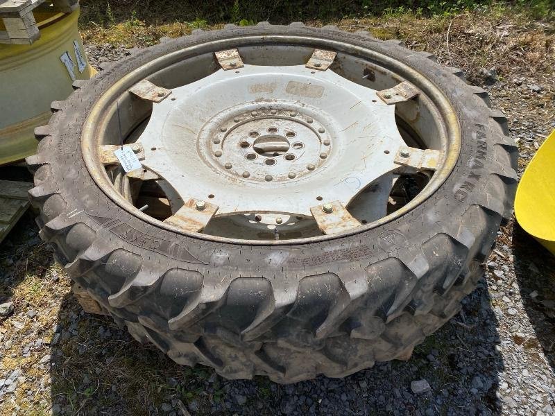 Komplettradsatz tipa BKT 230/95R48, Gebrauchtmaschine u Richebourg (Slika 1)