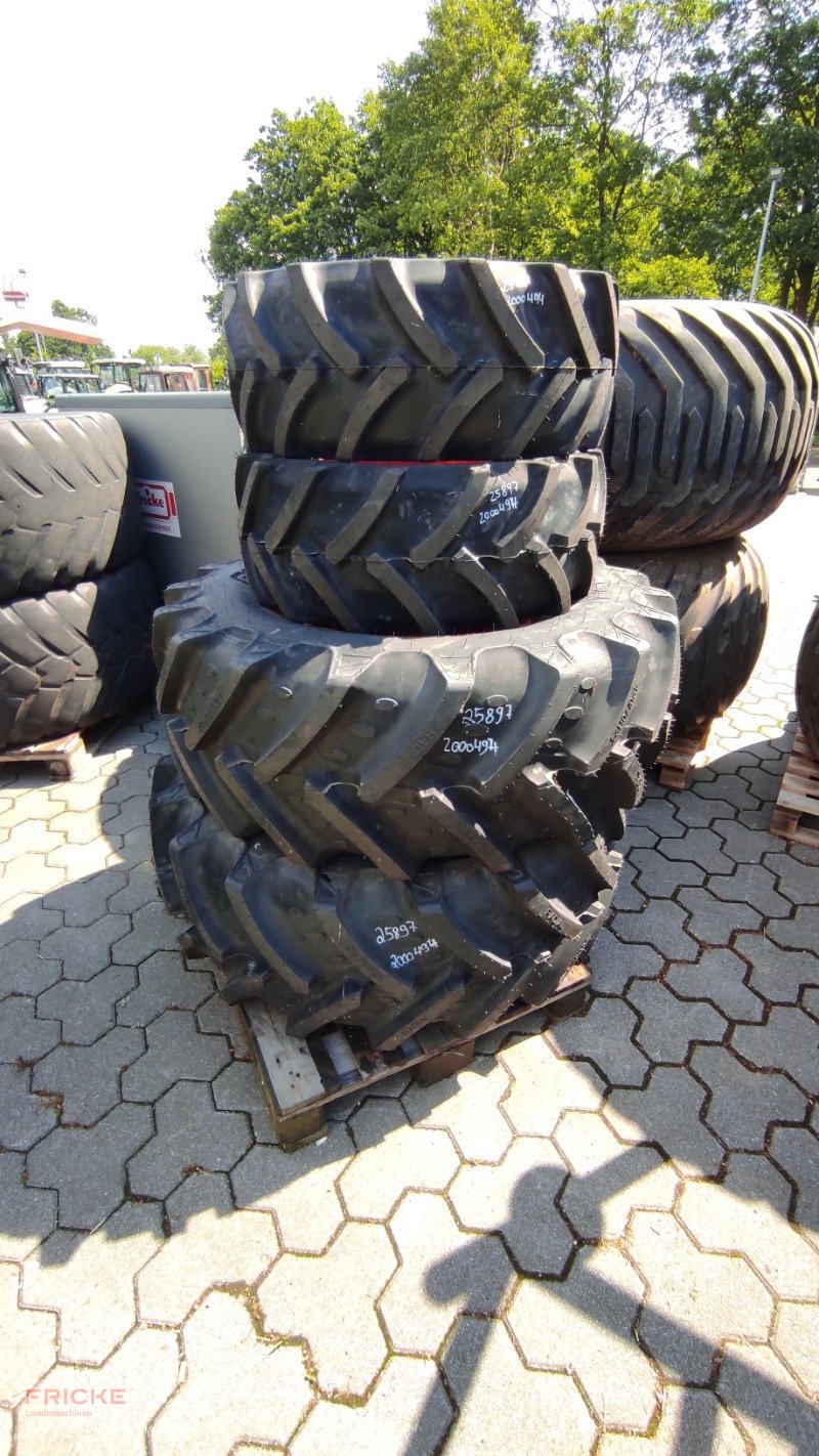 Komplettradsatz des Typs BKT 2x 320/65R16 + 2x 420/70R24, Neumaschine in Bockel - Gyhum (Bild 1)