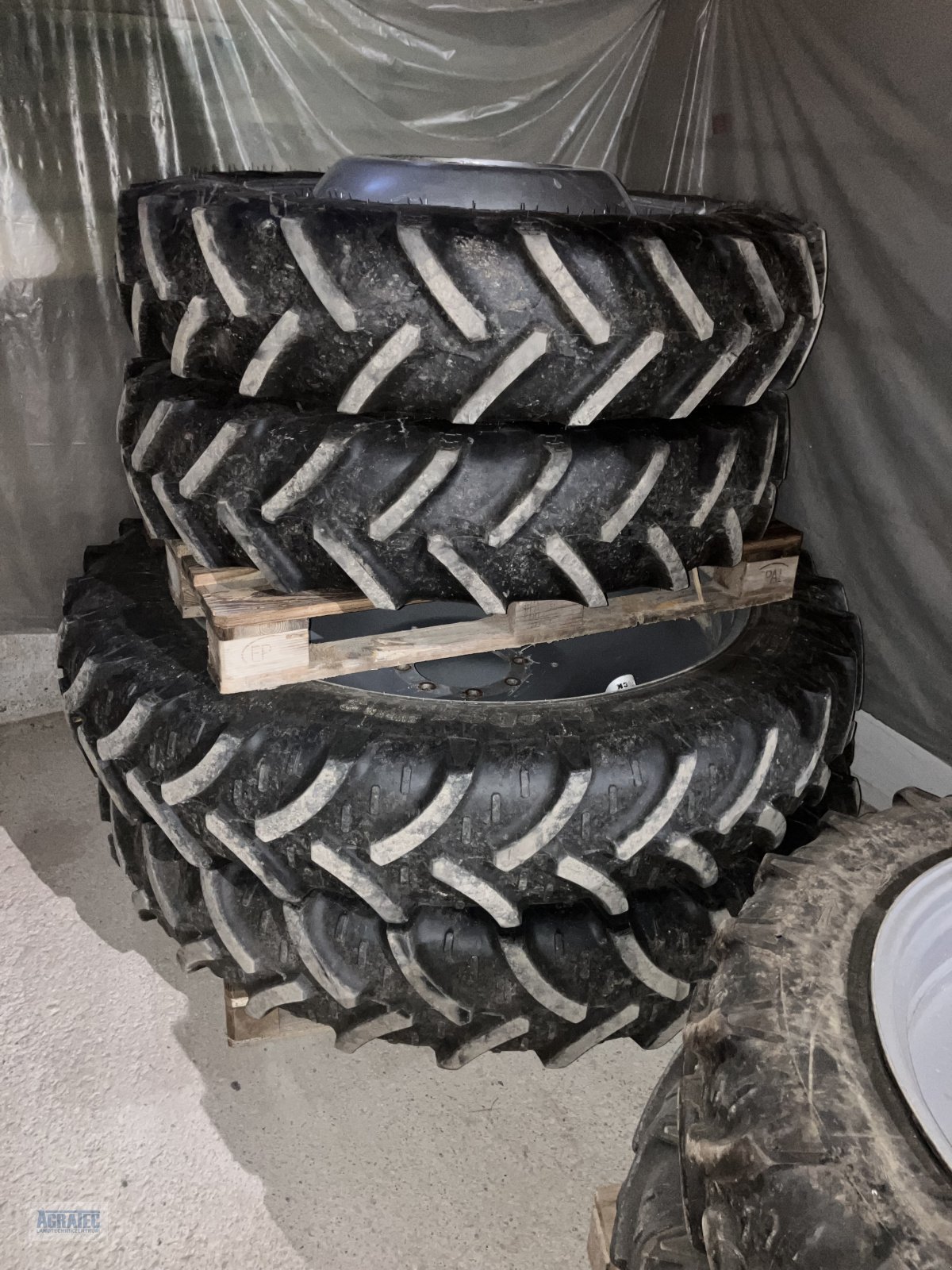 Komplettradsatz des Typs Kleber 270/95 R32 + 300/95 R46, Gebrauchtmaschine in Salching bei Straubing (Bild 1)