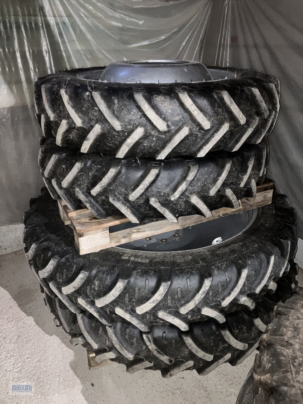 Komplettradsatz du type Kleber 270/95 R32 + 300/95 R46, Gebrauchtmaschine en Salching bei Straubing (Photo 2)