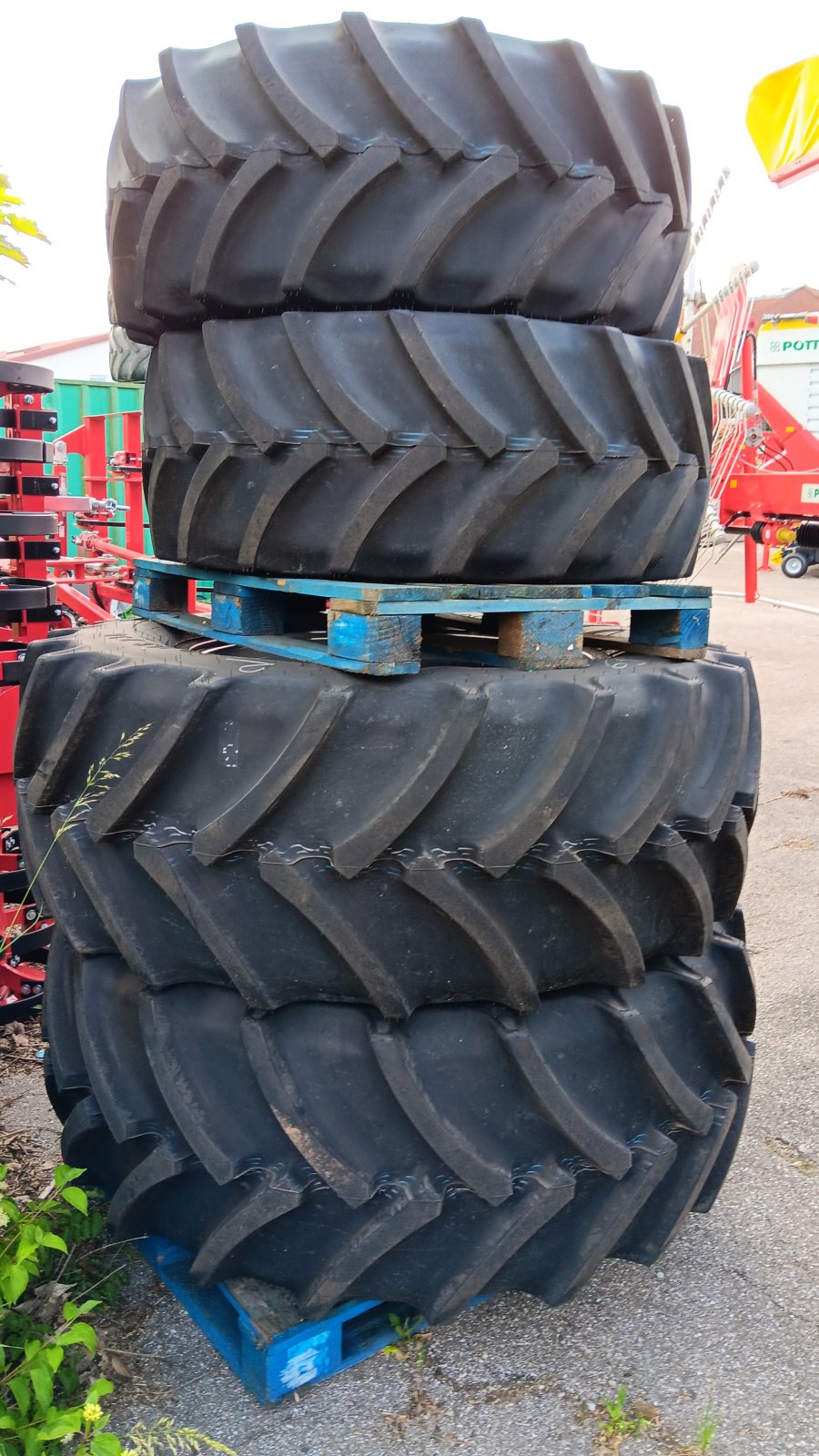 Komplettradsatz of the type Mitas 600/65 R34 und 480/65 R24, Neumaschine in Pfarrkirchen (Picture 4)