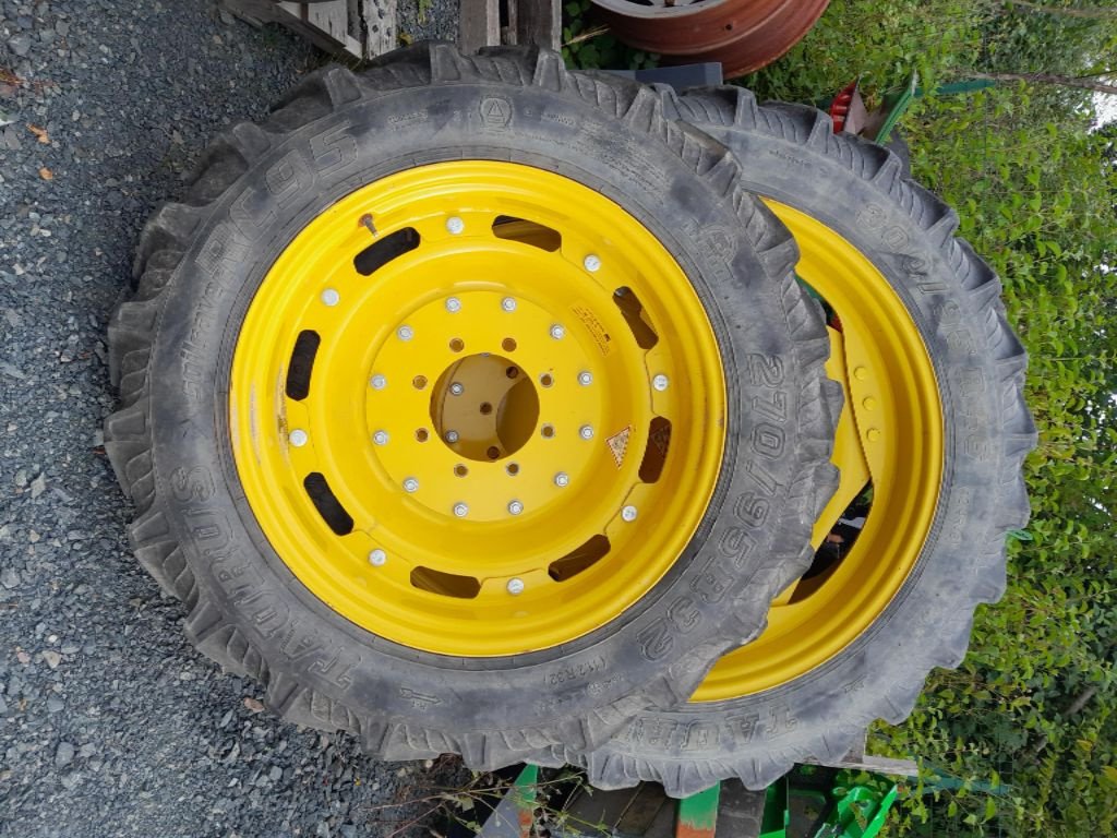 Komplettradsatz du type Taurus 300/95R46, Gebrauchtmaschine en NUAILLE (Photo 1)