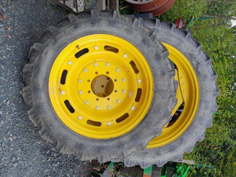 Komplettradsatz des Typs Taurus 300/95R46, Gebrauchtmaschine in NUAILLE (Bild 1)