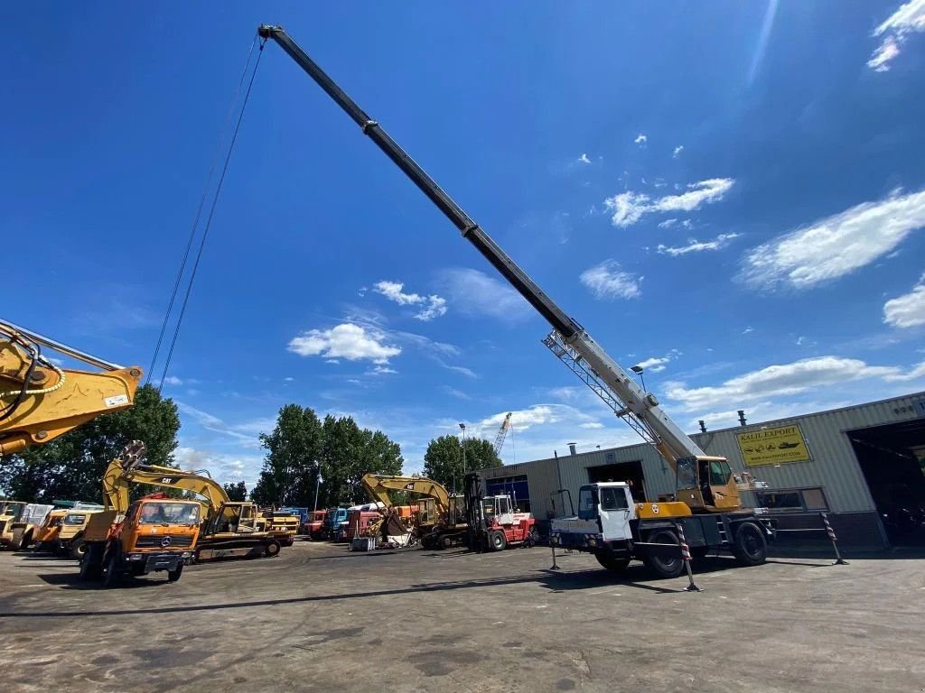 Kran of the type Liebherr LTM 1030 Crane 30 Ton 4x4x4 with Jib Good Condition, Gebrauchtmaschine in 'S-Hertogenbosch (Picture 3)