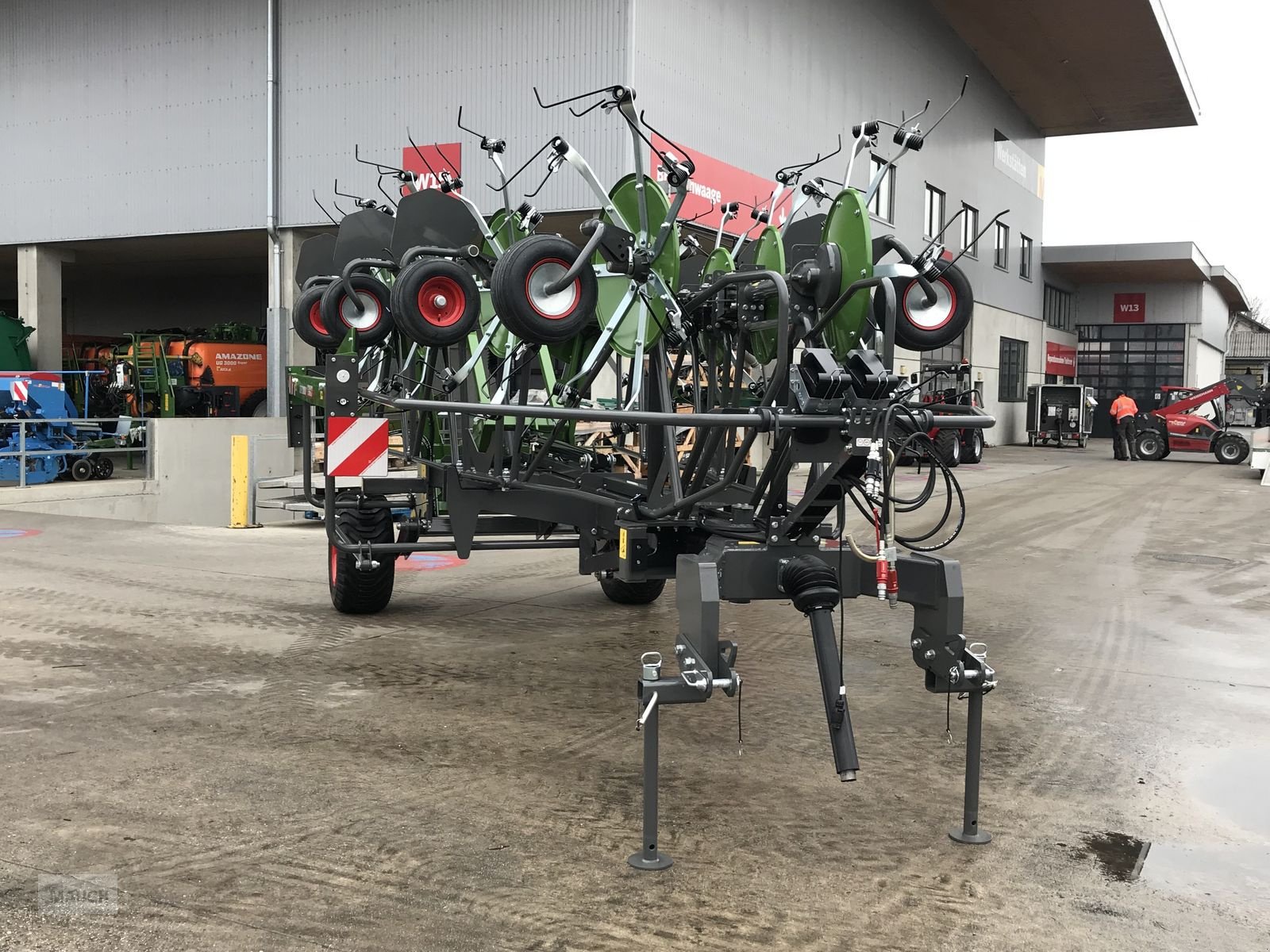 Kreiselheuer of the type Fendt Lotus 1250T, Neumaschine in Burgkirchen (Picture 2)