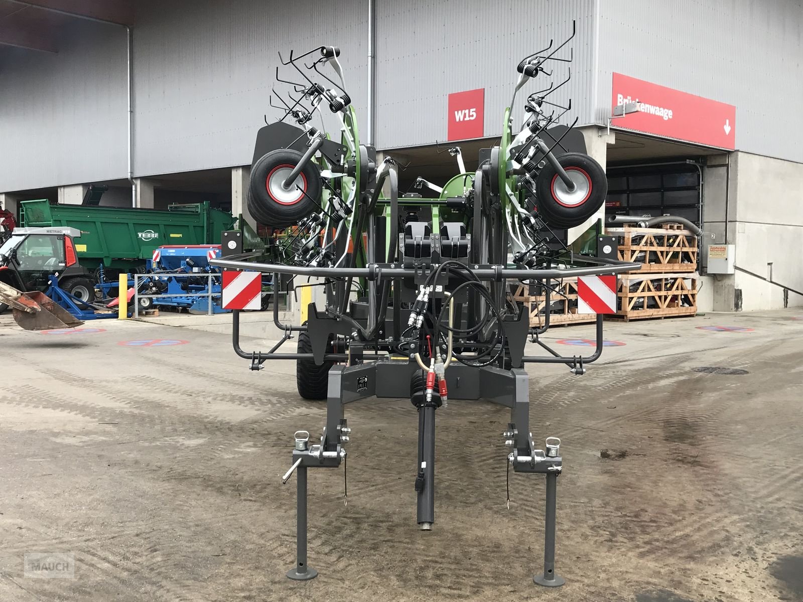 Kreiselheuer of the type Fendt Lotus 1250T, Neumaschine in Burgkirchen (Picture 3)