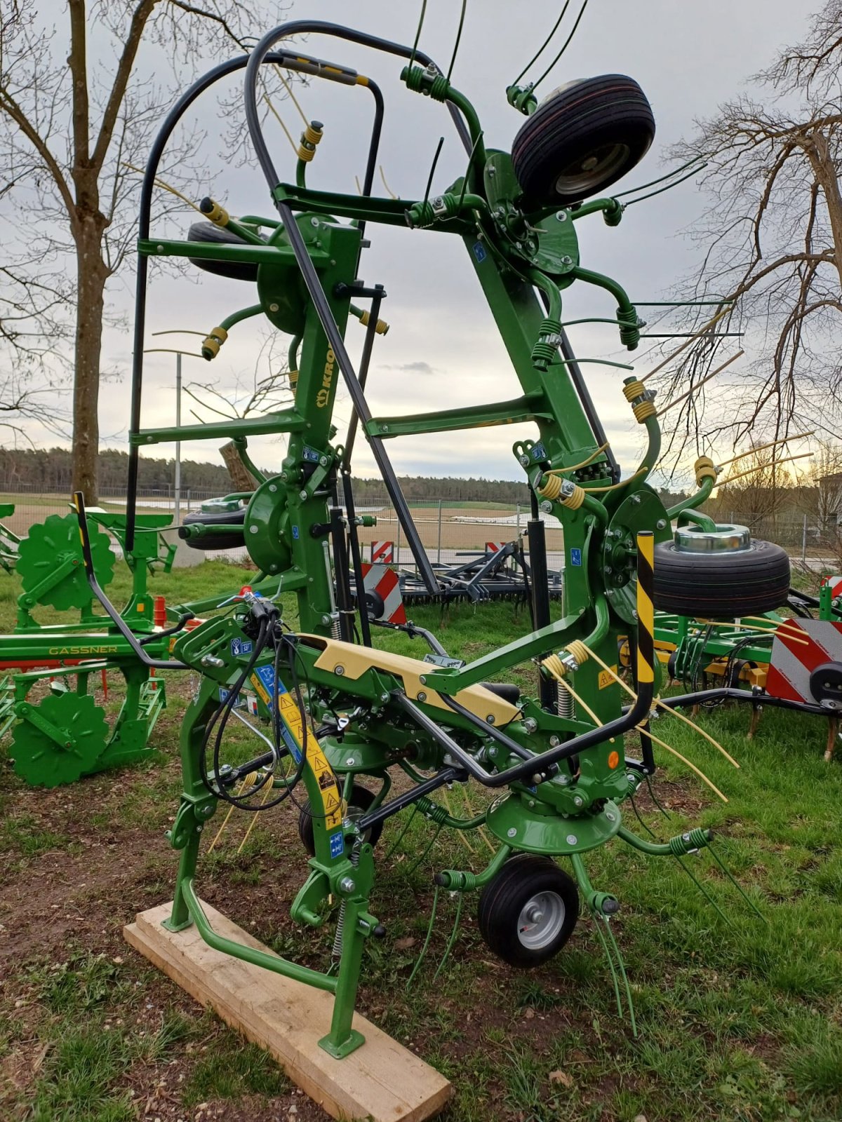 Kreiselheuer of the type Krone Vendro 680, Neumaschine in Schrobenhausen (Picture 1)