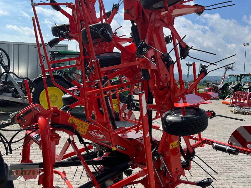 Kreiselheuer del tipo Kuhn GF 8703, Neumaschine en Bruckmühl