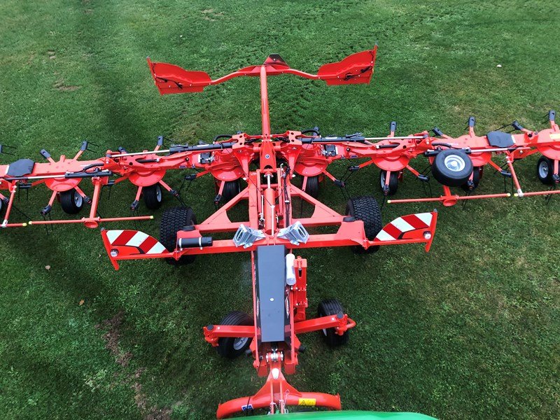 Kreiselheuer van het type Kuhn GF 8712T, Neumaschine in Henau (Foto 1)