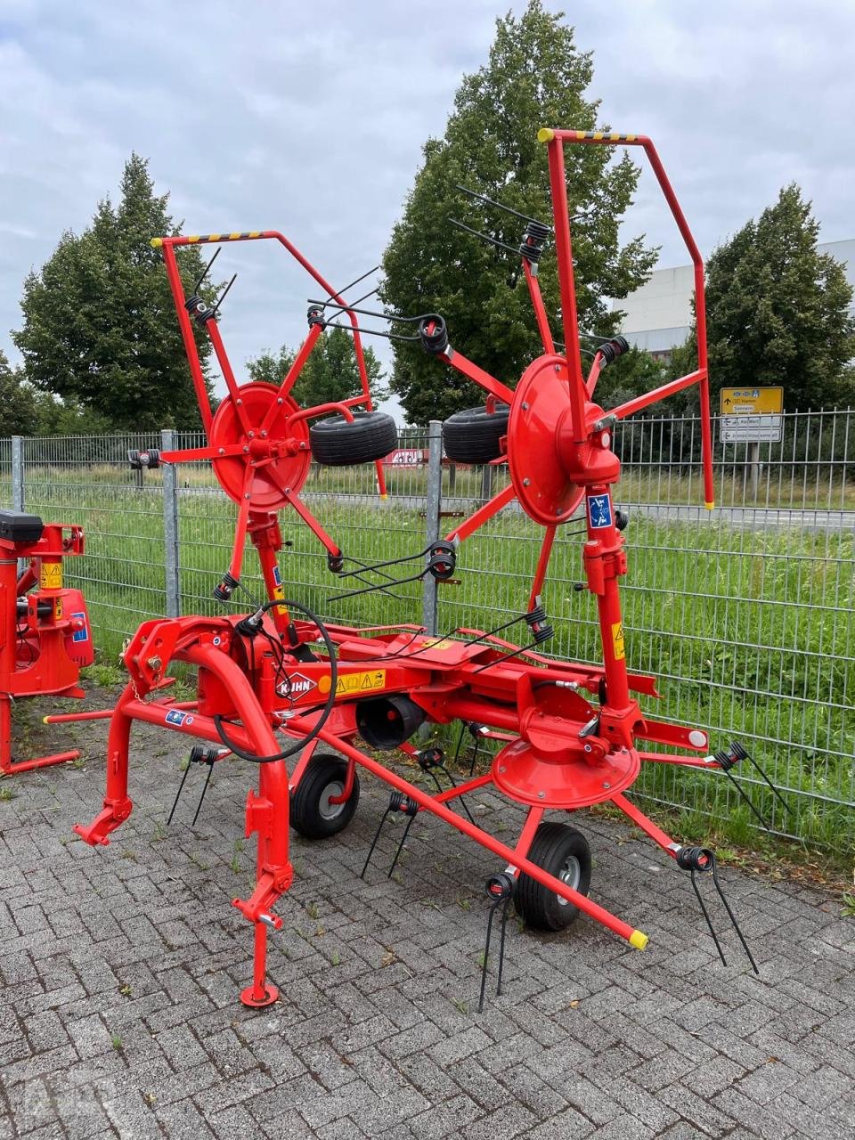 Kreiselheuer Türe ait Kuhn GF502, Neumaschine içinde Eslohe–Bremke (resim 2)